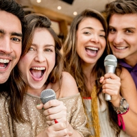 Karaoke per matrimonio a Torino. Cantente con Karaoke e intrattenimento ricevimento Piemonte