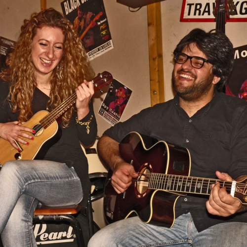 Duo musicale Matrimonio. Cantanti con chitarra acustica per aperitivo Torino